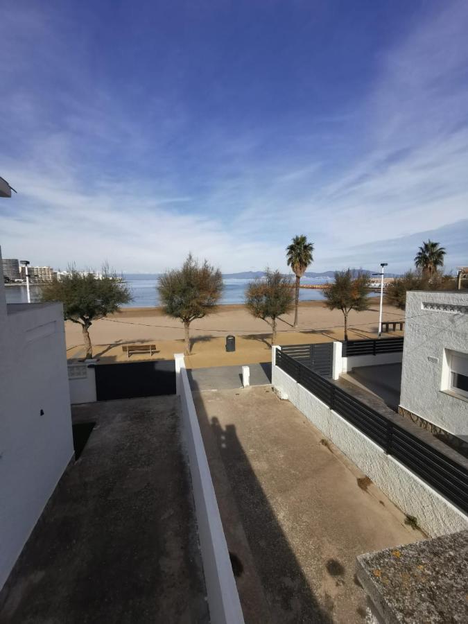 Apartamento En La Playa. Free Parking. Free Wifi L' Escala Esterno foto