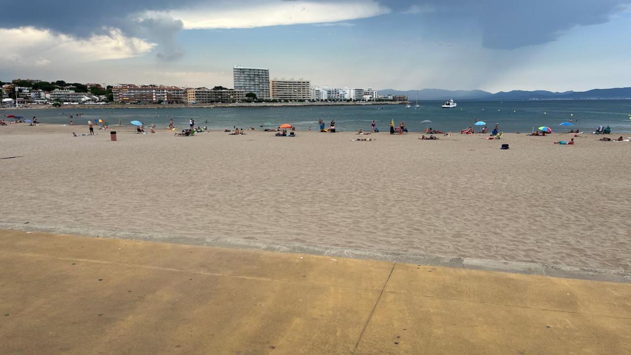 Apartamento En La Playa. Free Parking. Free Wifi L' Escala Esterno foto